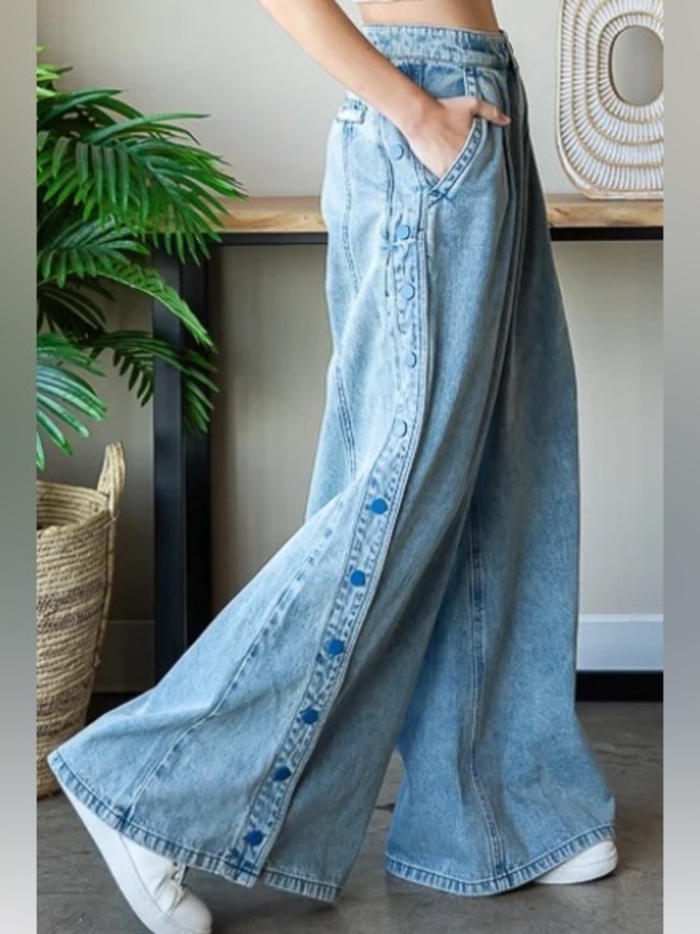 👖NWOT AWESOME Wide Leg Button-Trim Denim Jeans with waist flex